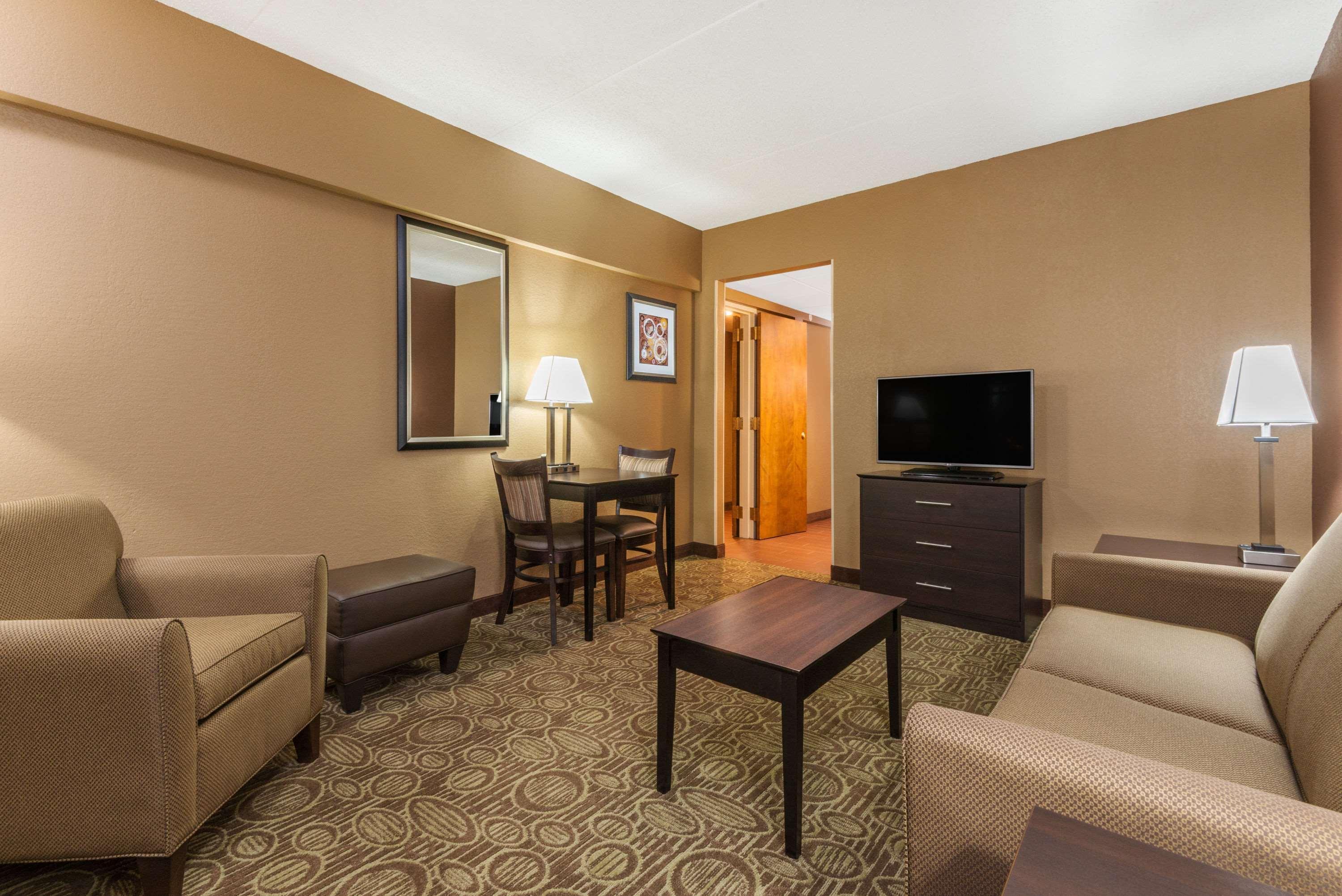 Ramada By Wyndham Paintsville Hotel & Conference Center Exterior foto