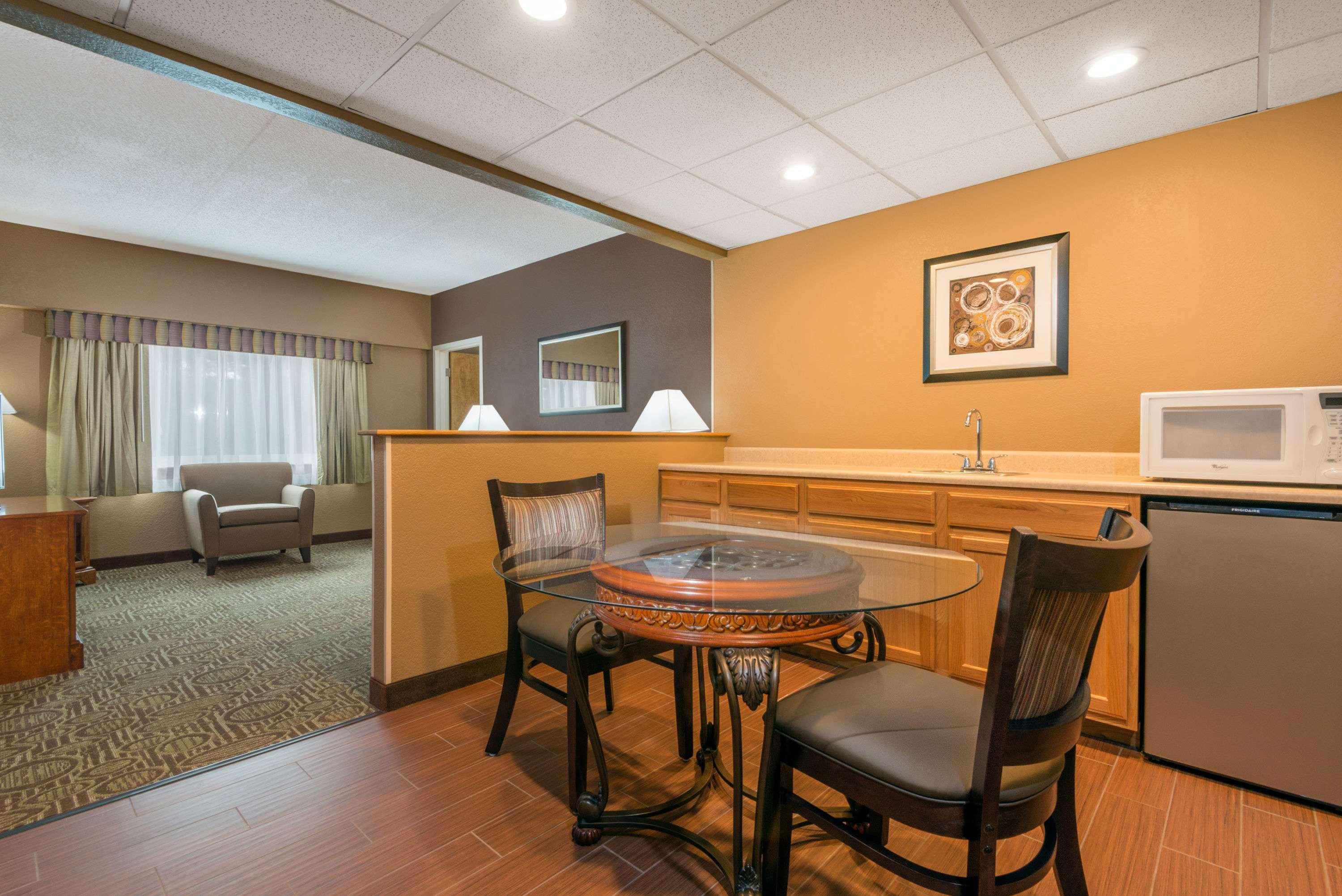 Ramada By Wyndham Paintsville Hotel & Conference Center Exterior foto